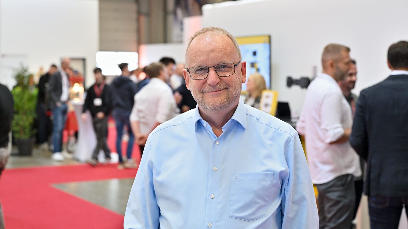 Albert Bachmann im Gespräch auf einer Fachmesse